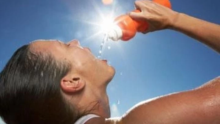 Γιατί «σκάμε» όταν έχει 30°C αφού η εσωτερική μας θερμοκρασία είναι 36°C;